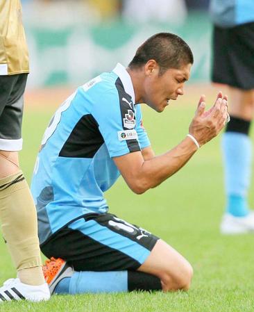 川崎－横浜Ｍ　後半、２枚目のイエローカードを受けた川崎・大久保＝等々力