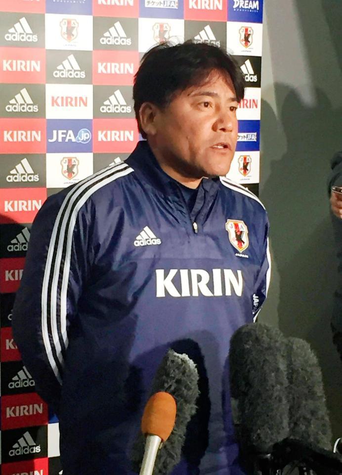 福岡大との練習試合後、取材に応じるサッカーＵ－22日本代表の手倉森監督＝27日、佐賀県内