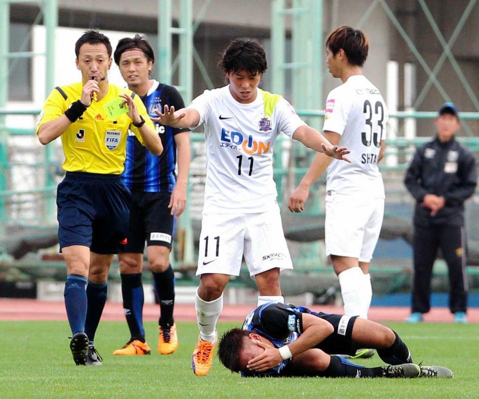 　前半、Ｇ大阪・井手口（下）と接触し、イエローカードを受ける広島・佐藤（中央）