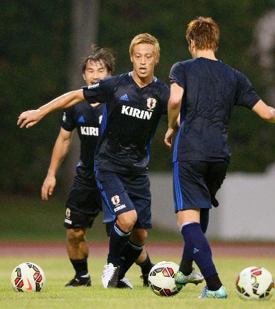 サッカー日本代表、現地で初練習