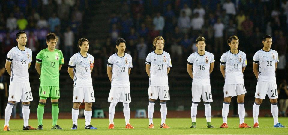 　試合前、パリ同時多発テロの犠牲者に黙とうをささげる日本イレブン＝プノンペン（共同）