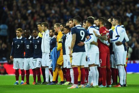 　１７日、ロンドンのウェンブリー競技場で行われたサッカーの国際親善試合、イングランド-フランス戦でグラウンドに並んだ両チーム（ゲッティ＝共同）