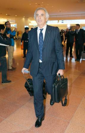 　羽田空港に到着したサッカー日本代表のハリルホジッチ監督＝１８日午後
