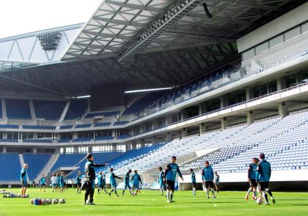 　来季から使用する新スタジアムで調整するＧ大阪イレブン