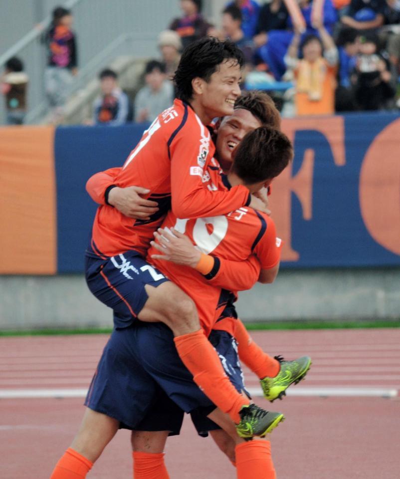 後半、ゴールを決めた林堂（奥）に飛びつき喜ぶ愛媛の選手