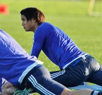 ストレッチで体をほぐす高橋祐治＝平塚市内（撮影・田村亮介）