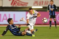 ゴール前でガンバ大阪のディフェンスに倒されるサンフレッチェ広島・ドウグラス＝万博（撮影・田中太一）