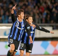 ゴールを決め人さし指を突き上げながら大喜びする長沢（撮影・田中太一）