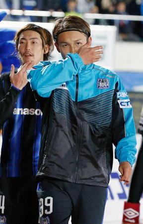 　２日の決勝第１戦で広島に逆転負けし、厳しい表情で引き揚げるＧ大阪・宇佐美（手前）