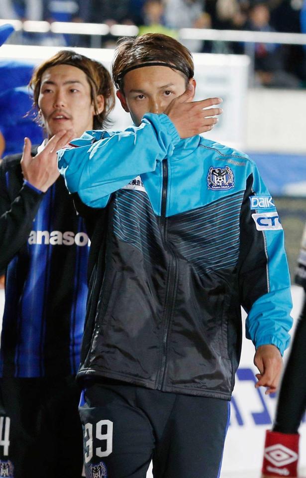 　２日の決勝第１戦で広島に逆転負けし、厳しい表情で引き揚げるＧ大阪・宇佐美（手前）