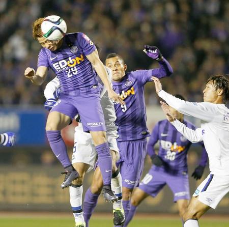 ヘディングで同点ゴールを決めた広島・浅野（左）