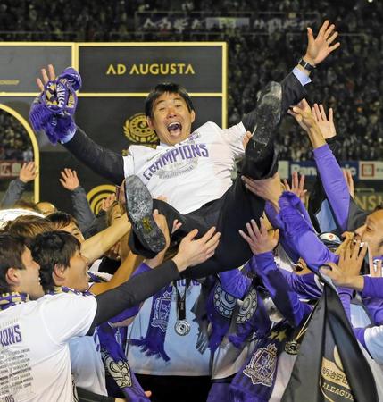 イレブンから胴上げされ笑顔を見せる広島・森保監督