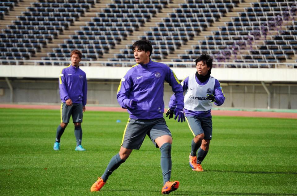 　５日にあるＣＳに向けて前日練習で汗を流す佐藤寿人（右）＝エディオンスタジアム