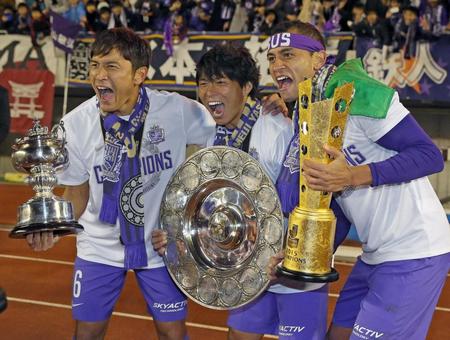 ２年ぶり３度目の優勝を決めて年間王者となった広島の（右から）ドウグラス、佐藤、青山＝エディオンスタジアム広島
