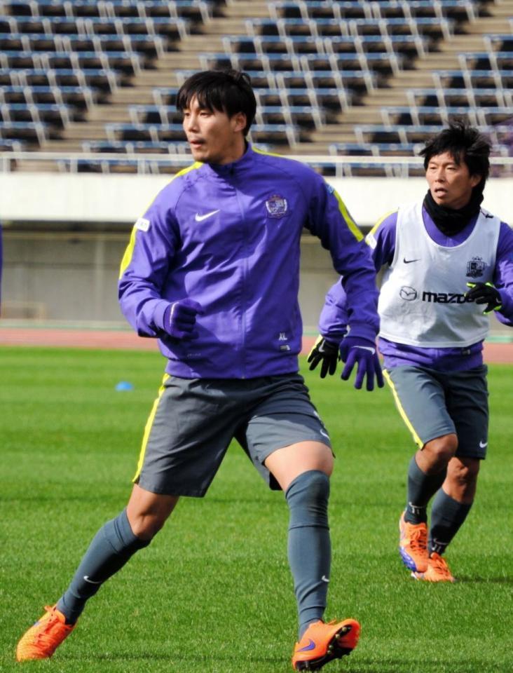 広島が優勝するには…練習で汗を流す佐藤寿人（右）