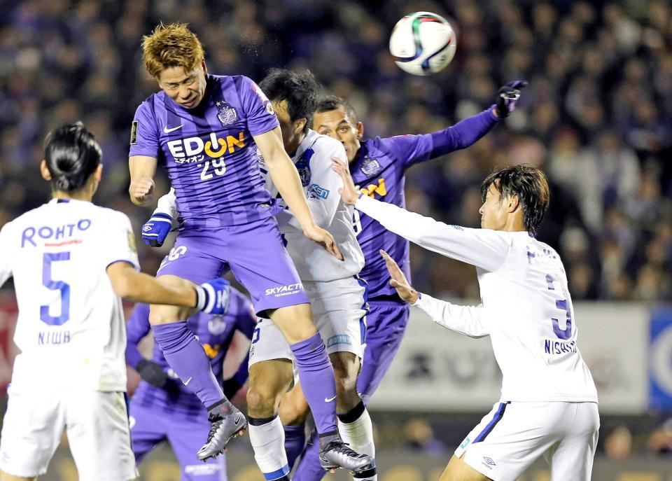 　後半、広島・浅野（左から２人目）が同点ゴールを決める