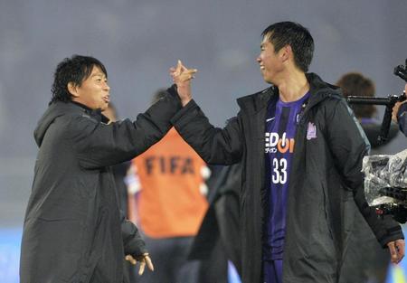 　オークランドを下し、塩谷（右）とタッチして喜ぶ広島・佐藤＝日産スタジアム