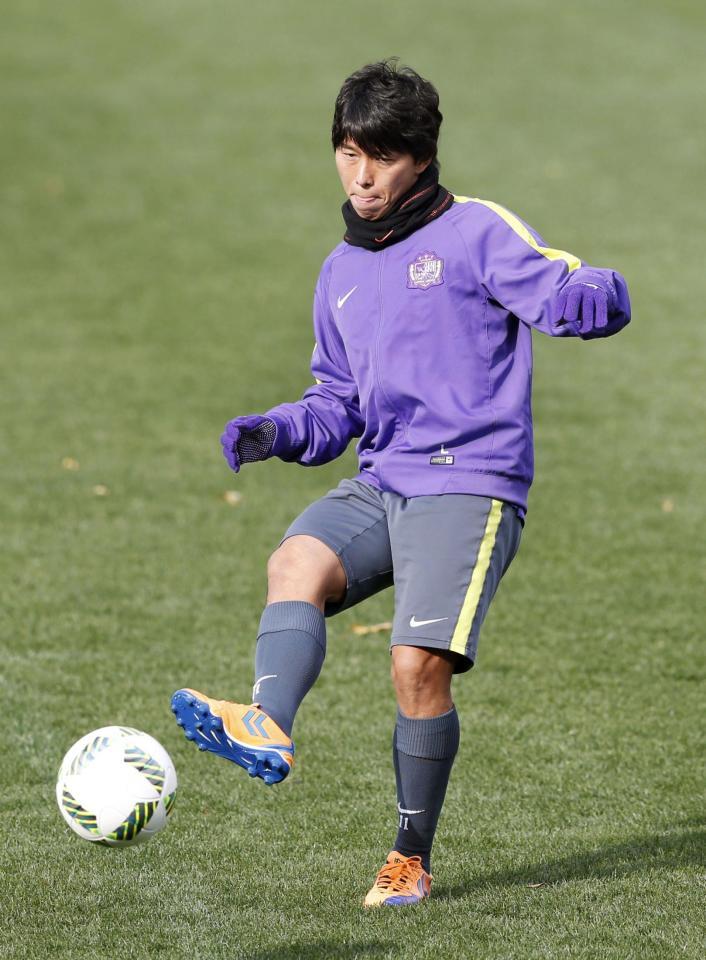 　調整する広島・佐藤＝大阪市