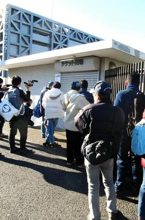 澤穂希が出場予定の皇后杯ＡＳ埼玉戦の当日券を求める人の列＝味の素フィールド西が丘