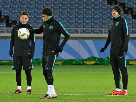 　笑顔で調整する（左から）バルセロナのメッシ、ネイマール、スアレス