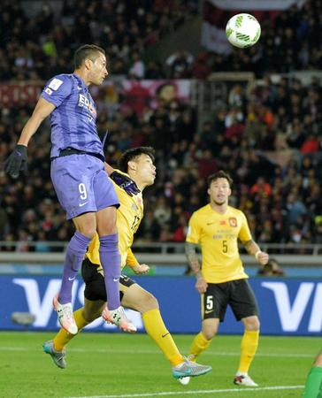 　後半、ヘディングで勝ち越しゴールを決めるドウグラス　　