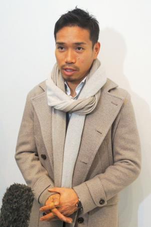 　一時帰国し、取材に応じるインテル・ミラノの長友佑都＝２２日午前、成田空港