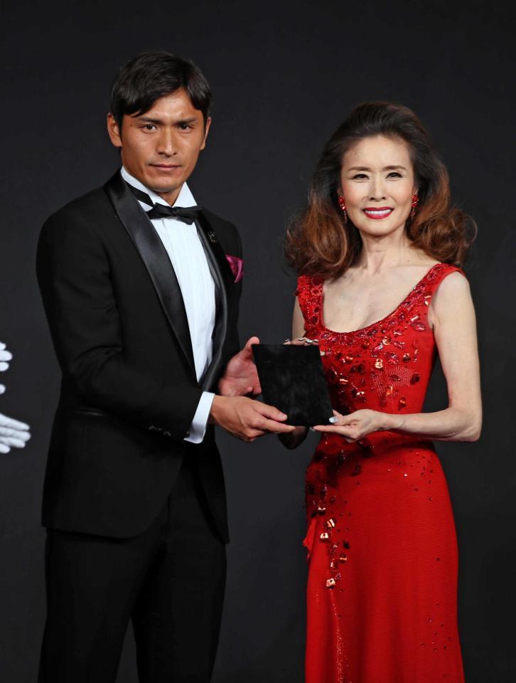 　最優秀選手賞に輝いた青山（左）。右はプレゼンターの小柳ルミ子