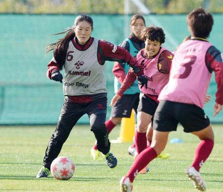 　前日練習に参加したＩＮＡＣ神戸の澤（左）＝共同＝