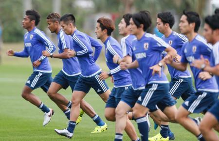 　ランニングする久保（左から３人目）らＵ-２２日本イレブン＝沖縄県石垣市内
