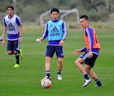 パスを出す遠藤（中央）