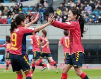 前半、大野の先制ゴールに川澄（左）とタッチして喜ぶＩＮＡＣ神戸・澤穂希＝等々力（撮影・棚橋慶太）