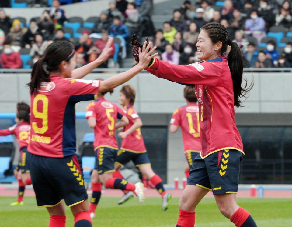 前半、大野の先制ゴールに川澄（左）とタッチして喜ぶＩＮＡＣ神戸・澤穂希＝等々力（撮影・棚橋慶太）