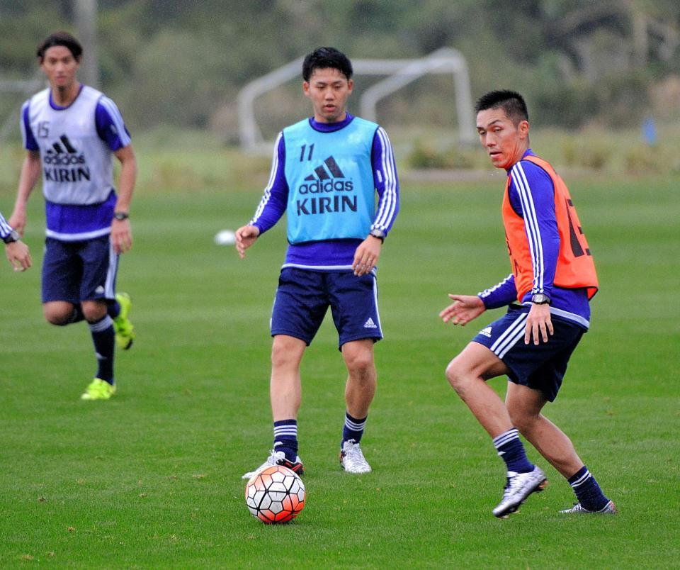 パスを出す遠藤（中央）