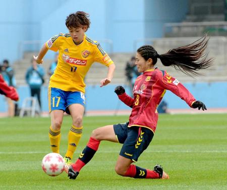 　ボールを奪うＩＮＡＣ神戸・澤