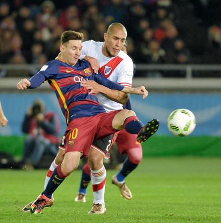 ２０日のクラブＷ杯決勝で先制ゴールを決めたバルセロナ・メッシ（手前）