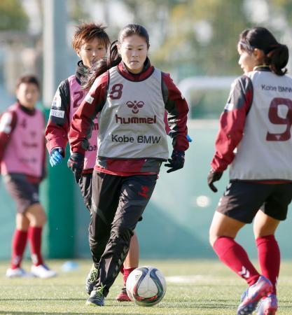 　皇后杯決勝の新潟戦に向け、調整する澤（中央）らＩＮＡＣ神戸の選手たち＝２６日、神戸市