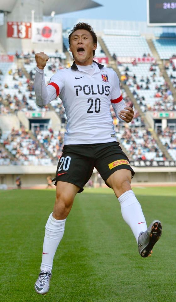 　前半、ゴールを決めガッツポーズする浦和・李（共同）