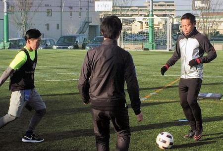 自主トレを公開した代表ＤＦ長友（右）