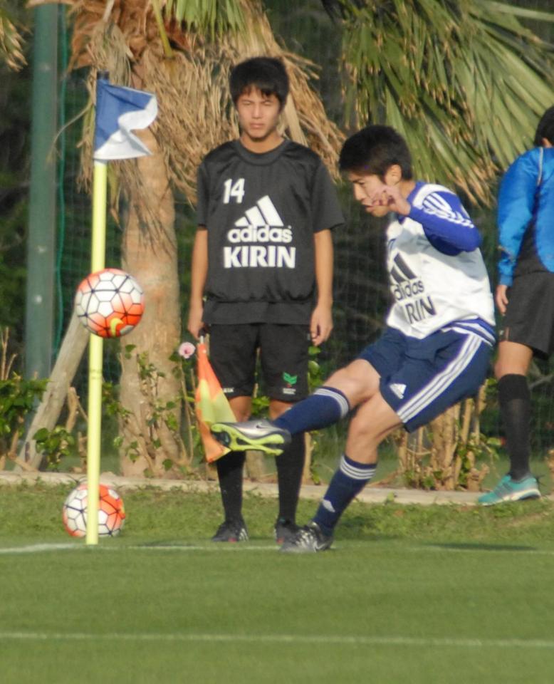 紅白戦でＣＫからアシストした豊川