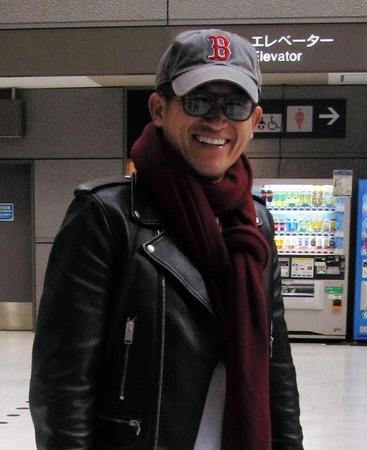 自主トレに出発する三浦＝成田空港