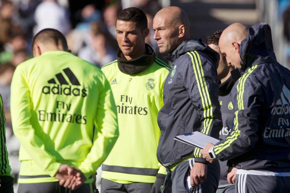 　初参加した練習でロナウド（中央左）の横に立つレアル・マドリードのジダン監督（同右）（ＡＰ＝共同）