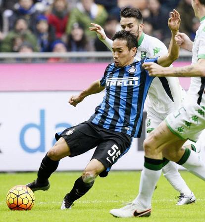 　サッスオロ戦の前半、競り合うインテル・ミラノの長友（左）（共同）