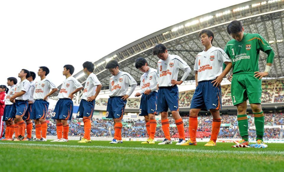 完封負けで初優勝を逃し、肩を落とす国学院久我山イレブン