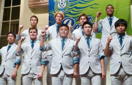 　新加入選手とポーズをとるＪ１湘南のチョウ貴裁監督（前列中央）＝１３日、神奈川県平塚市