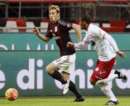 　カルピ戦の後半、攻め込むＡＣミランの本田＝ミラノ（共同）