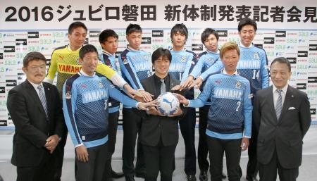 　名波浩監督（中央）とポーズを取るＪ１磐田の小川航基（右隣）ら新加入選手＝１４日、ヤマハスタジアム