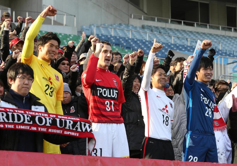 入団会見後、サポーターとともにガッツポーズをする（左から）岩館、イリッチ、駒井、福島＝埼玉スタジアム