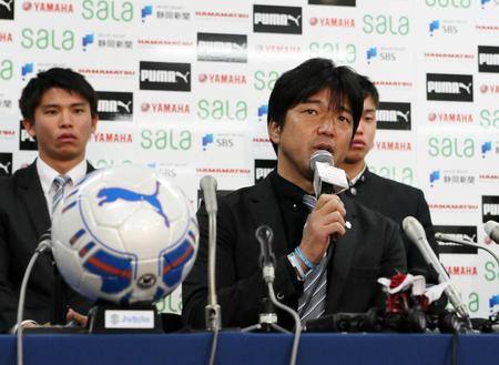 　新体制発表会見で今季への意気込みを話す名波監督（手前右）