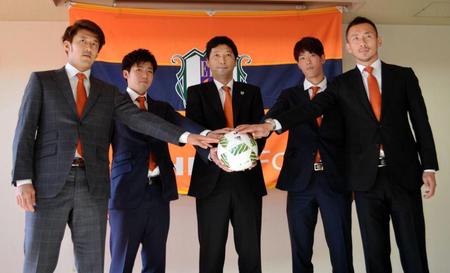 新たなシーズンに向け意気込む愛媛・木山監督（中央）と新加入の（右から）深谷、鈴木、茂木、阪野