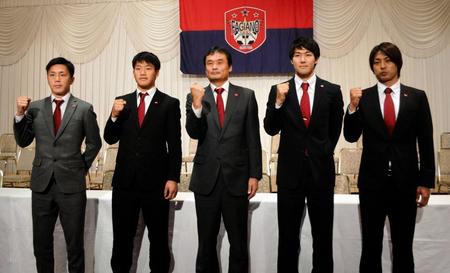新たなシーズンへ意気込むＪ２岡山の新加入選手ら。右から赤嶺、久保、長沢監督、藤本、秋吉